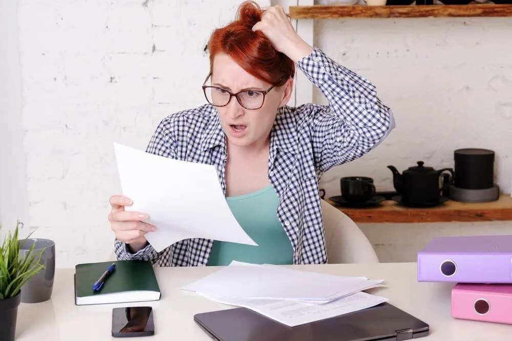 Czy można nie księgować faktury kosztowej? Konsekwencje i ryzyka prawne